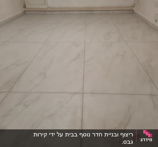 רצפת אריחים חדשה עם דוגמת שיש